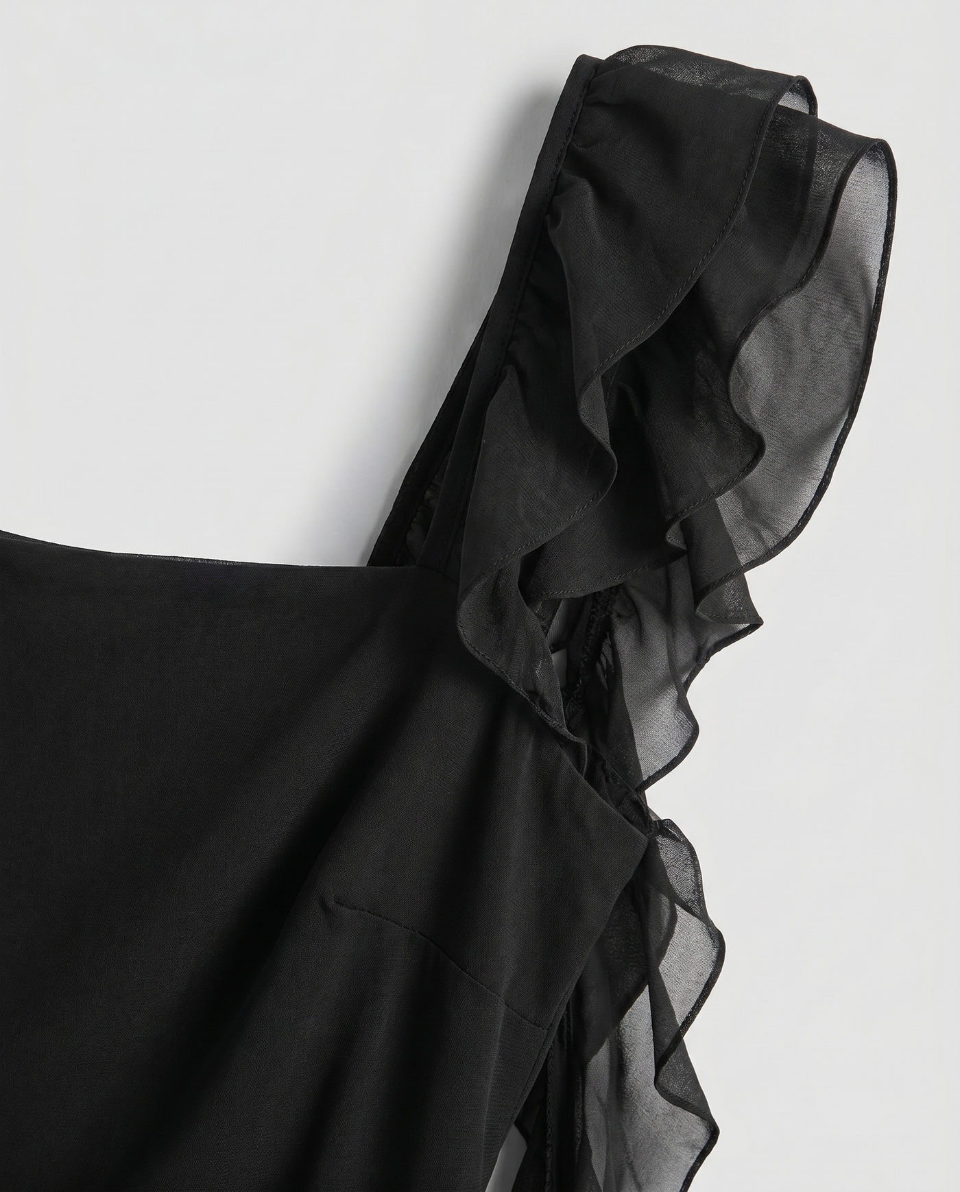 Fleur Ruffle-Sleeve Side-Split Maxi Black - Close-Up Detail
